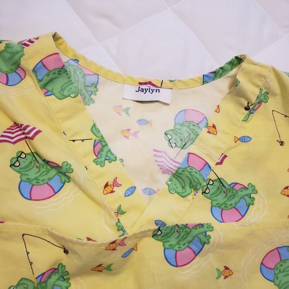 Jaylyn Frog Scrub Top - Picture 2 of 9